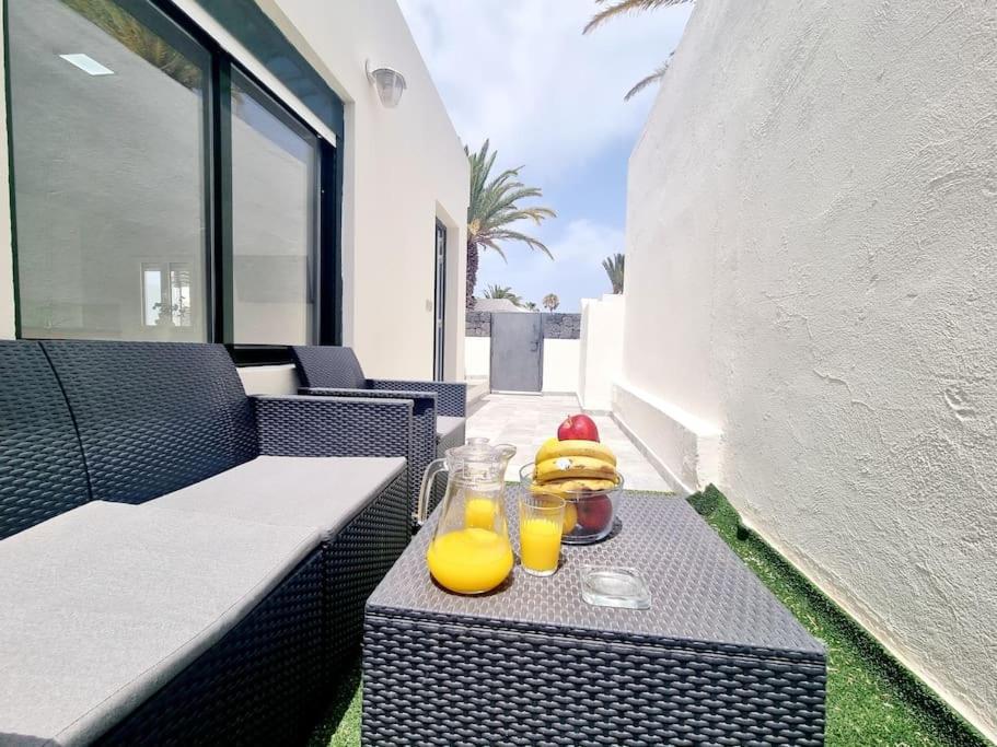 Pequeno Bungalow Firt Line Of The Sea Costa Teguise Buitenkant foto