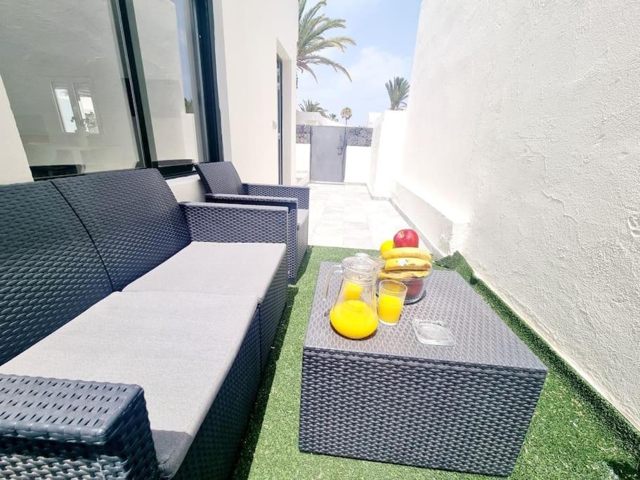 Pequeno Bungalow Firt Line Of The Sea Costa Teguise Buitenkant foto
