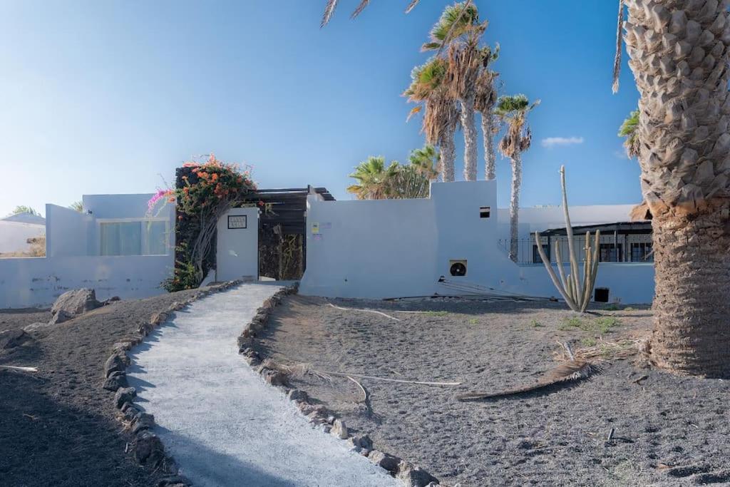 Pequeno Bungalow Firt Line Of The Sea Costa Teguise Buitenkant foto